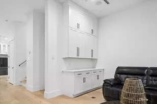 209 W 10th 1/2 St, Houston, TX 77008 - Photo 16
