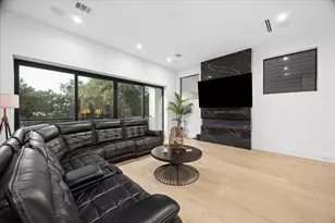 209 W 10th 1/2 St, Houston, TX 77008 - Photo 14