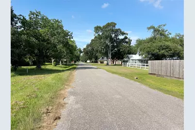 5822 4th Street, Danbury, TX 77534 - Photo 2