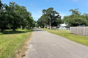 5822 4th St, Danbury, TX 77534 - Photo 2