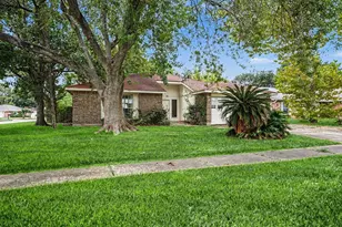 131 Meadow Bend St, League City, TX 77573 - Photo 2