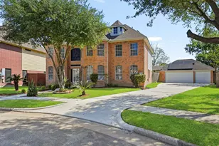 215 Crabapple Dr, Baytown, TX 77520 - Photo 2
