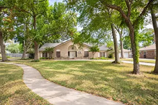 56 Flag Ct, Lake Jackson, TX 77566 - Photo 2