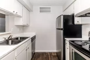 10402 Sandpiper Dr, Houston, TX 77096 - Photo 2