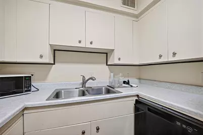 2600 Bellefontaine St Apt D24, Houston, TX 77025 - Photo 16