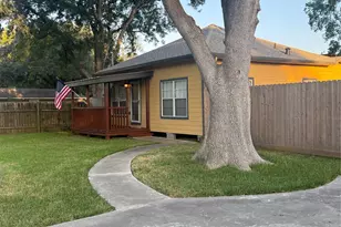 1511 W Dumble St, Alvin, TX 77511 - Photo 1