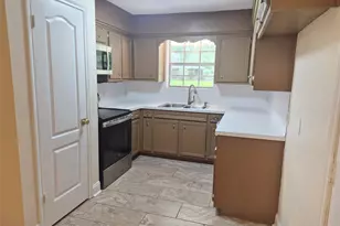 54 Aloe Vera Ct, Lake Jackson, TX 77566 - Photo 2