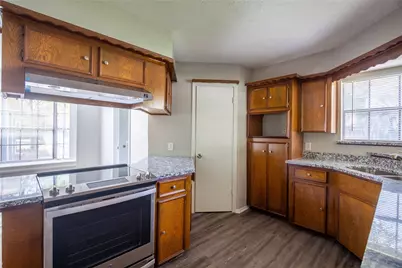 102 Sue Lane, Highlands, TX 77562 - Photo 6