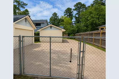 410 Brook Hollow Drive, Conroe, TX 77385 - Photo 18