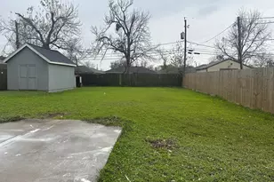 208 Walnut St, Lake Jackson, TX 77566 - Photo 10