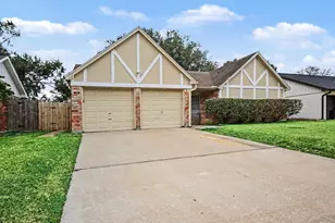 15727 Blackhawk Blvd, Friendswood, TX 77546 - Photo 2