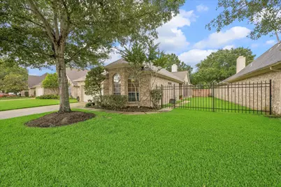 12423 Rutgers Park Court, Houston, TX 77058 - Photo 2