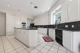 8103 Lake Edge Ct, Houston, TX 77071 - Photo 12