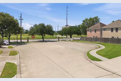 218 Plaza Del Sol Park, Houston, TX 77020 - Photo 2