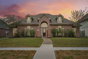 2424 Piney Woods Dr, Pearland, TX 77581 - Photo 2