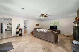 209 Hillcrest Dr, Conroe, TX 77303 - Photo 12