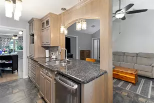 104 Dogwood St, Lake Jackson, TX 77566 - Photo 4