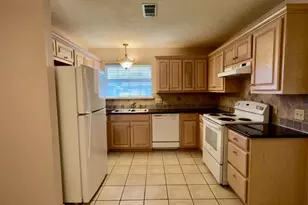 4665 Glen Oaks Cir, Beaumont, TX 77708 - Photo 2