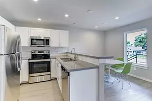 645 E 11th 1/2 St, Houston, TX 77008 - Photo 2