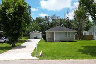2109 Magnolia Dr, La Marque, TX 77568 - Photo 1