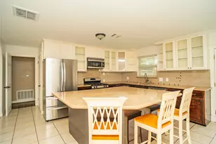 4833 Hummingbird St, Houston, TX 77035 - Photo 2