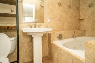4833 Hummingbird St, Houston, TX 77035 - Photo 10