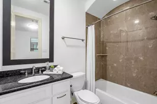 3223 Maxroy St, Houston, TX 77008 - Photo 8