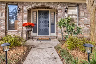 9 Devonshire Dr, Conroe, TX 77304 - Photo 2