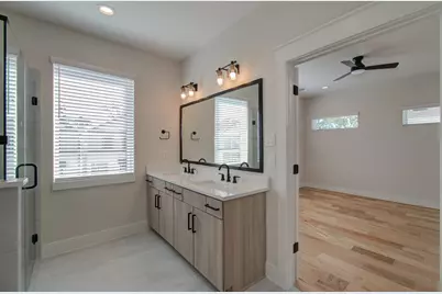 5309 Donovan Gardens Lane, Houston, TX 77091 - Photo 10