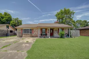 157 Houston St, Angleton, TX 77515 - Photo 1