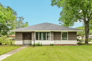113 Cypress St, Lake Jackson, TX 77566 - Photo 1