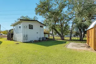 640 Whitten St, Clute, TX 77531 - Photo 32