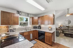 900 Sunnybrook Ln, Baytown, TX 77521 - Photo 10