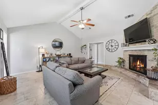 900 Sunnybrook Ln, Baytown, TX 77521 - Photo 6