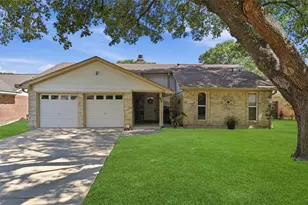 900 Sunnybrook Ln, Baytown, TX 77521 - Photo 1