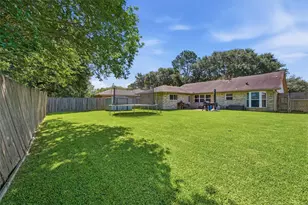 900 Sunnybrook Ln, Baytown, TX 77521 - Photo 24