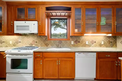 816 W Adoue Street, Alvin, TX 77511 - Photo 10