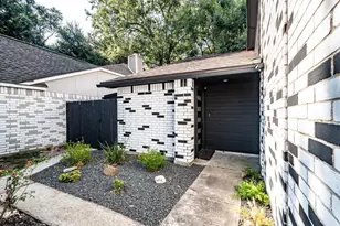 30 Crestbriar Ct, Baytown, TX 77521 - Photo 2