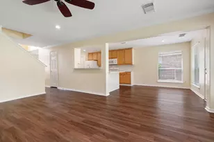 27 Queenscliff Circle, The Woodlands, TX 77382 - Photo 8