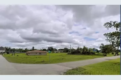 527 S Burnett Drive, Baytown, TX 77520 - Photo 2