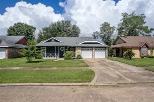 307 Enfield Dr, Highlands, TX 77562 - Photo 2