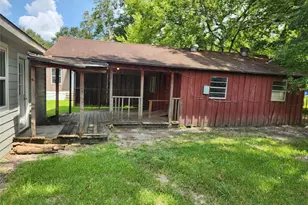 330 N Ann St, Sour Lake, TX 77659 - Photo 6