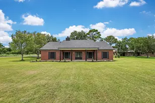 15415 Skyhawk Ln, Beach City, TX 77523 - Photo 2