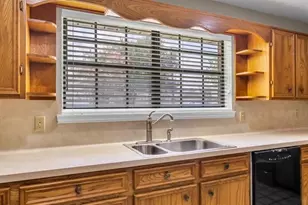 815 Hunter Ridge Ln, Nederland, TX 77627 - Photo 18