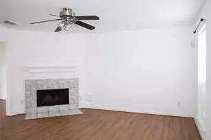 8910 Sage Pl, Houston, TX 77071 - Photo 2