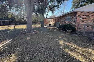 203 Franklin Rd, Wharton, TX 77488 - Photo 2