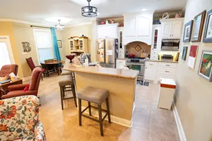 17 Red Oak Ct, Lake Jackson, TX 77566 - Photo 6