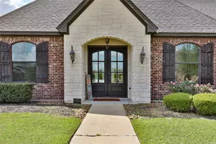 717 Rustic Oaks Dr, Angleton, TX 77515 - Photo 2