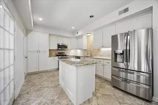 56 Bayou Pointe Dr, Houston, TX 77063 - Photo 8