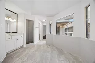 56 Bayou Pointe Dr, Houston, TX 77063 - Photo 20